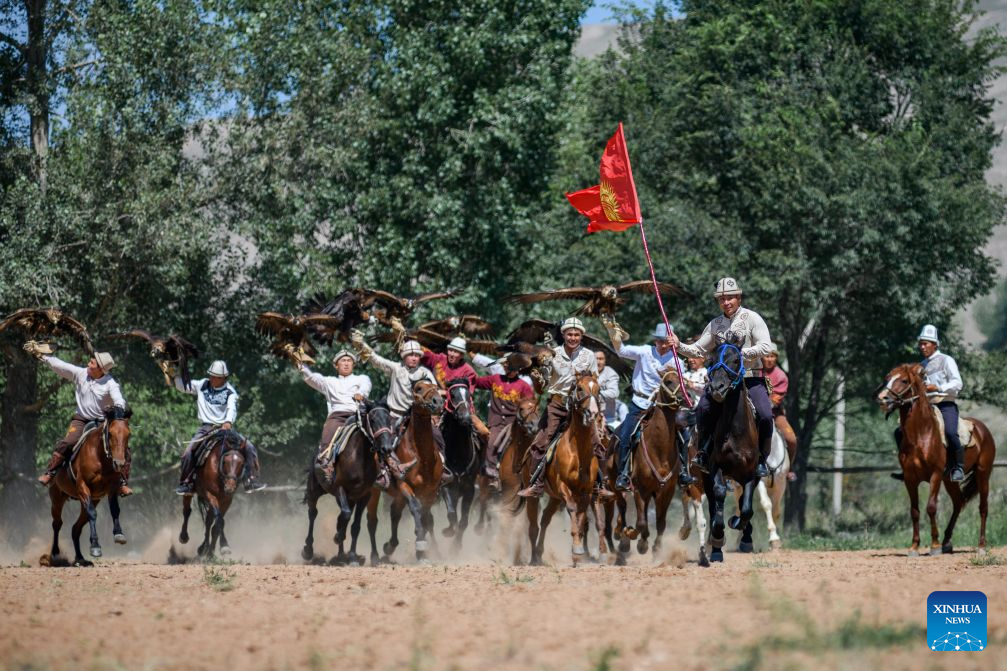 People stage a hunting performance at a folk arts festival in the Bokonbaevo village at the south bank of the Issyk-Kul Lake, Kyrgyzstan, Aug. 1, 2026. (Xinhua)