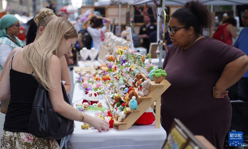 People visit the Avenue of the Americas Summer Expo at middle town of Manhattan in New York, the United States, on June 21, 2026. (Xinhua/Zhang Fengguo)

