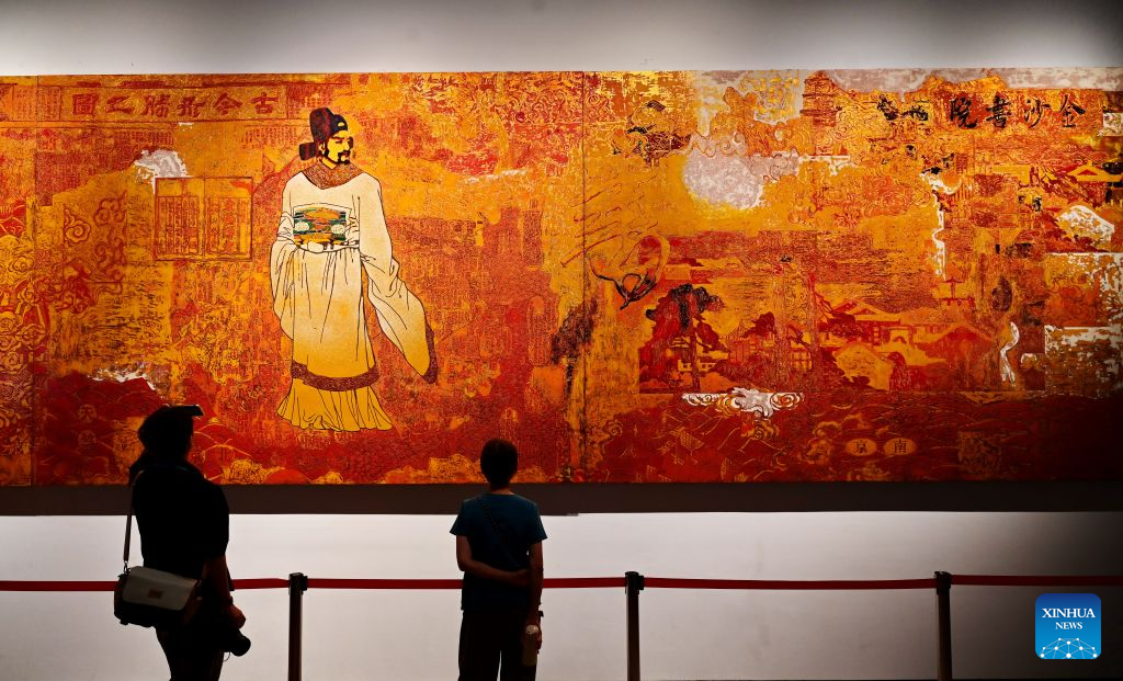 Visitors view a lacquer painting at the Jinsha Academy in Xiamen, southeast China's Fujian Province, Aug. 21, 2026.
Leveraging its rich historical and cultural heritage, the city of Xiamen has strived to bring traditional heritage into modern-day life and developed a range of cultural spaces that blend ancient traditions with modern styles. (Xinhua/Lin Shanchuan)