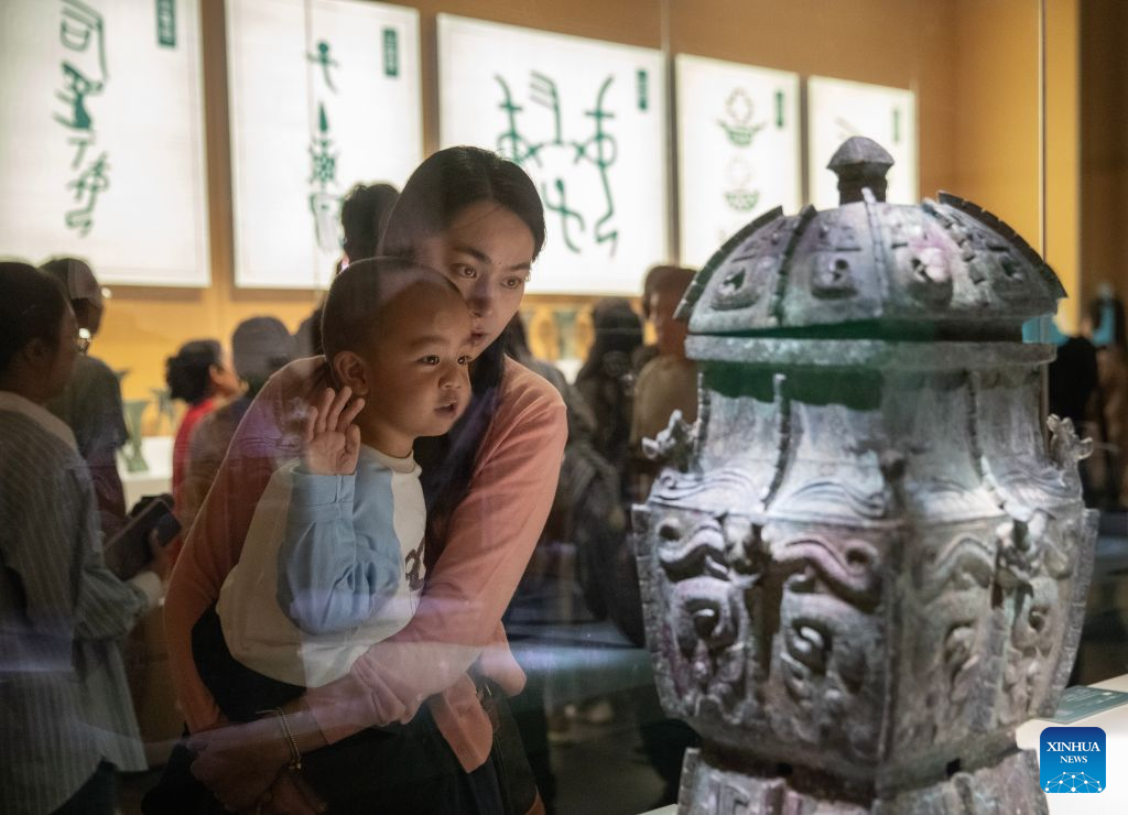 Visitors view an exhibit at the Yinxu Museum in Anyang, central China's Henan Province, Sept. 12, 2026. The new Yinxu Museum is the first major national thematic archaeological museum dedicated to panoramically showcasing the ancient Shang civilization.
In terms of exhibition layout, the museum focuses on the theme of The Great Shang Civilization. It features three permanent exhibitions, four thematic exhibitions, and one immersive digital exhibition. Nearly 4,000 artifacts (sets) are displayed, including bronze ware, pottery, jade, and oracle bones.
Since the official opening of the new museum in February 2024, the museum has continued to grow in popularity, making the Shang civilization thrive with renewed vitality in the new era. To date, it has received a total of 6.1 million tourists accumulatively. (Xinhua/Zhang Fan)