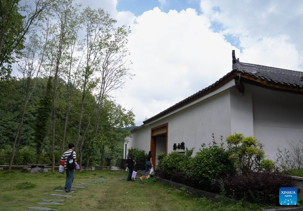 Tourists walk into a homestay in Zengjiashan scenic spot of Guangyuan City, southwest China's Sichuan Province, Aug. 23, 2026. Zengjiashan, a summer getaway with an average elevation of 1,300 meters and summer temperatures of around 23 degrees centigrade, is developing tourism by making the most of its cool climate, attracting visitors from surrounding areas. (Xinhua/Jiang Hongjing)