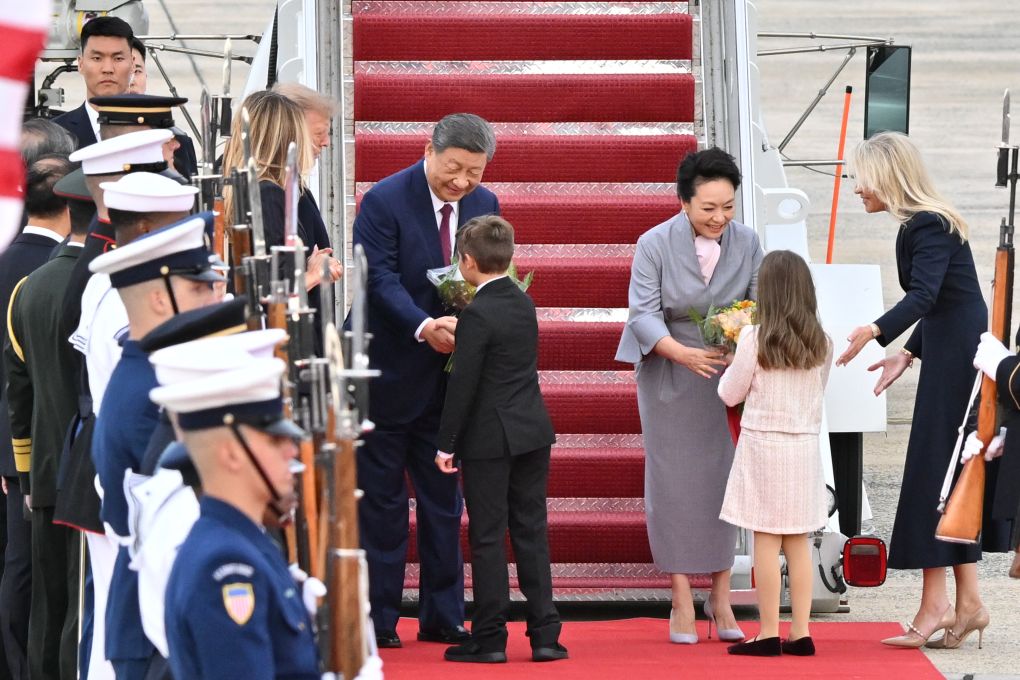 U.S. children present flowers to Chinese President Xi Jinping and his wife Peng Liyuan at Joint Base Andrews in the United States, Sept. 23, 2026. Xi arrived at Joint Base Andrews on Wednesday afternoon for a state visit to the United States at the invitation of U.S. President Donald Trump. Xi and Peng were warmly greeted by Trump and his wife, Melania Trump, at the airport in a rare planeside welcome. (Xinhua/Zhai Jianlan)