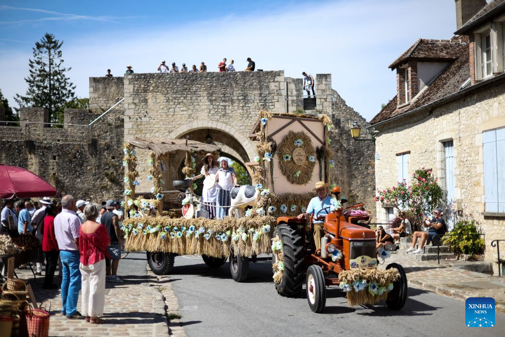 A float parade is seen during the Harvest Festival in Provins, France, Aug. 23, 2026. The medieval town of Provins celebrated its Harvest Festival on Sunday, featuring float parades, traditional threshing demonstrations, vintage tractors and folk dances. (Xinhua/Wu Huiwo)