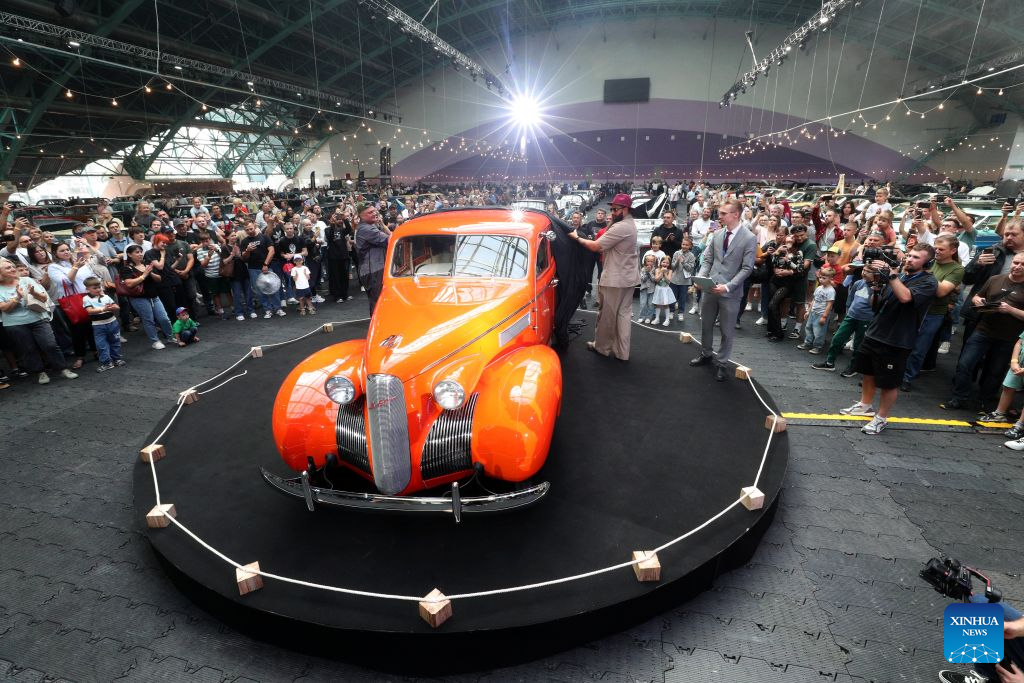 People visit a vintage car show in Minsk, Belarus, Aug. 29, 2026. (Photo by Henadz Zhinkov/Xinhua)