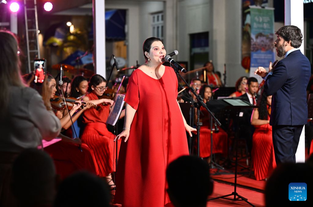 Brazilian soprano Marilia Vargas (C) sings a Chinese song during a concert marking the 52nd anniversary of China-Brazil diplomatic relations at the Forte de Copacabana in Rio de Janeiro, Brazil, Aug. 16, 2026. The concert was held here on Sunday. (Xinhua/Jin Haoyuan)