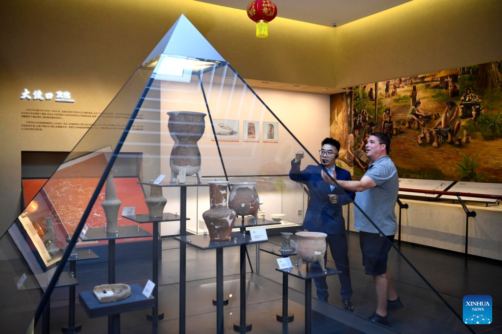 Ryan Norman (R) visits Rizhao Museum in Rizhao, east China's Shandong Province, Sept. 24, 2026. (Xinhua/Guo Xulei)