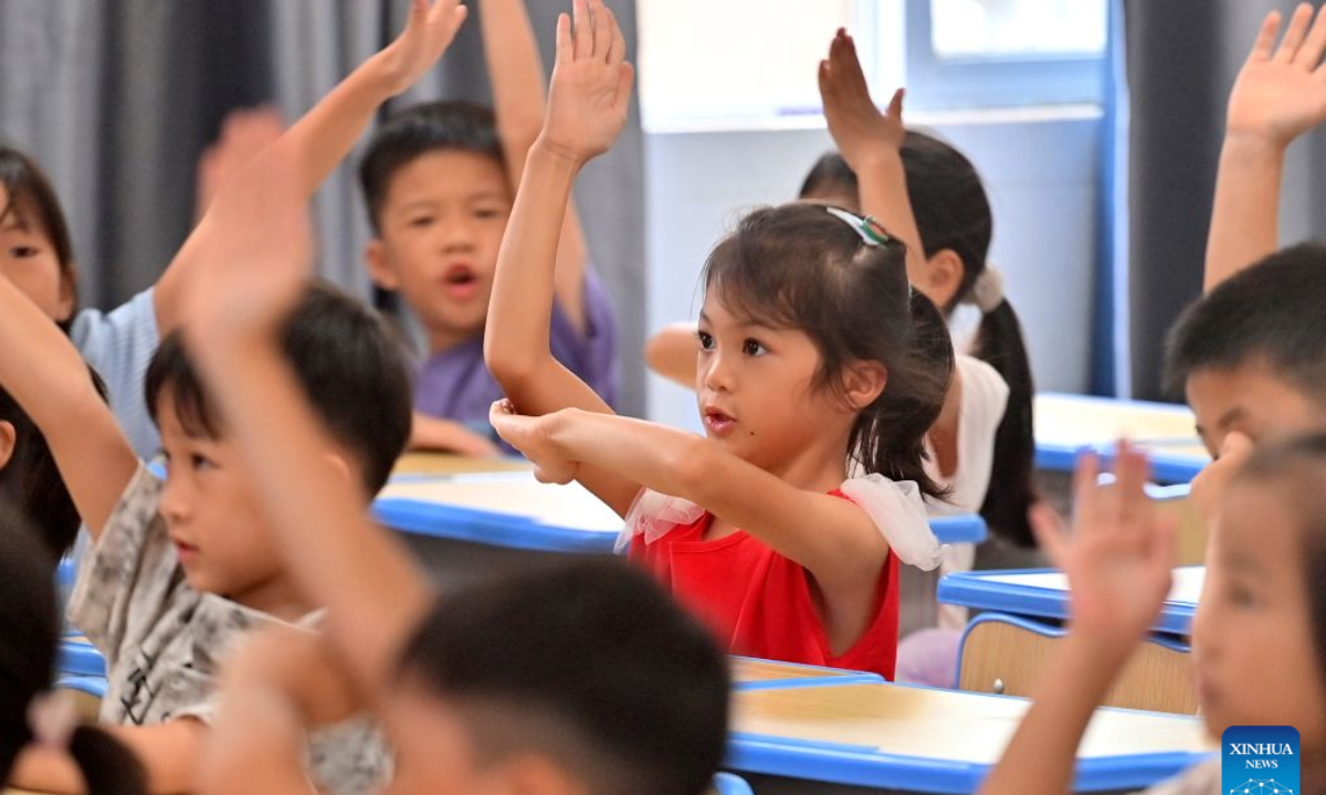 Students attend a class on the first day of the new semester at a school in Yunbiao Town of Hengzhou, south China's Guangxi Zhuang Autonomous Region, Aug. 31, 2026. A new semester kicked off for primary and secondary schools in Hengzhou on Monday.
Hengzhou suffered severe flooding triggered by Typhoon Maysak in July this year. After cleanup, repair, and disinfection, all the flood-affected schools started the new semester. (Xinhua/Huang Xiaobang)