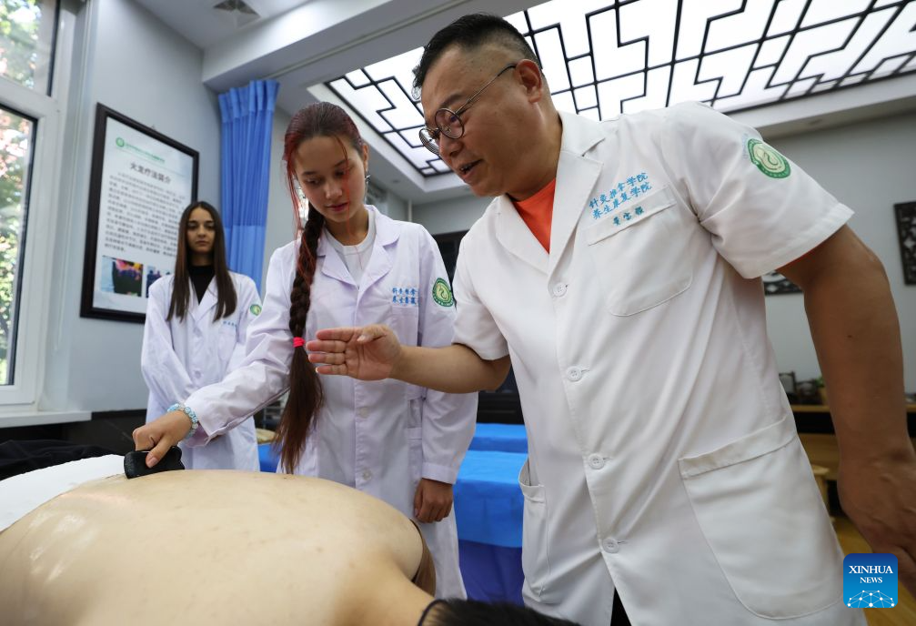 Professor Dong Baoqiang (R) demonstrates Gua Sha therapy for foreign students at Liaoning University of Traditional Chinese Medicine in Shenyang, northeast China's Liaoning Province, Sept. 3, 2026. Liaoning University of Traditional Chinese Medicine attaches great importance to international exchange and cooperation, having established partnerships with universities, medical institutions, and academic organizations from 35 countries and regions.

With the arrival of the new semester, a group of international students from the United States, Russia, Australia, Pakistan, El Salvador, Brazil, Vietnam, Thailand and other countries have enrolled at Liaoning University of Traditional Chinese Medicine to learn Traditional Chinese Medicine (TCM) physiotherapies such as cupping, acupuncture, moxibustion, and bone-setting treatments. (Xinhua/Han He)