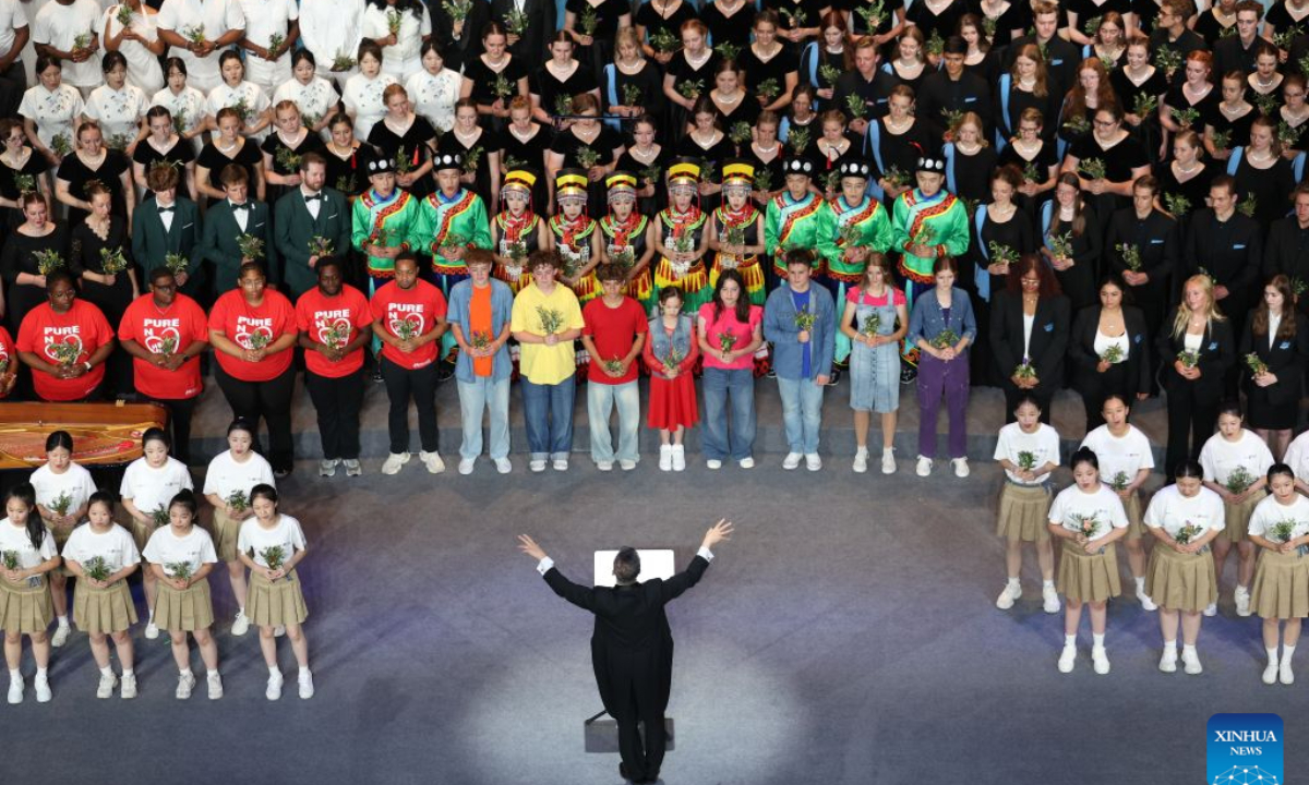 Teenagers from China and the United States sing during the closing performance of Bond with Kuliang: 2025 China-U.S. Youth Choir Festival at China National Opera House in Beijing, capital of China, July 16, 2025. The hope of the China-U.S. relationship lies in the people, its foundation is in the societies, its future depends on the youth, and its vitality comes from exchanges at subnational levels.
In recent years, the two countries have been strengthening people-to-people ties through cultural exchanges to inject sustained positive momentum into China-U.S relations. (Xinhua/Lu Ye)