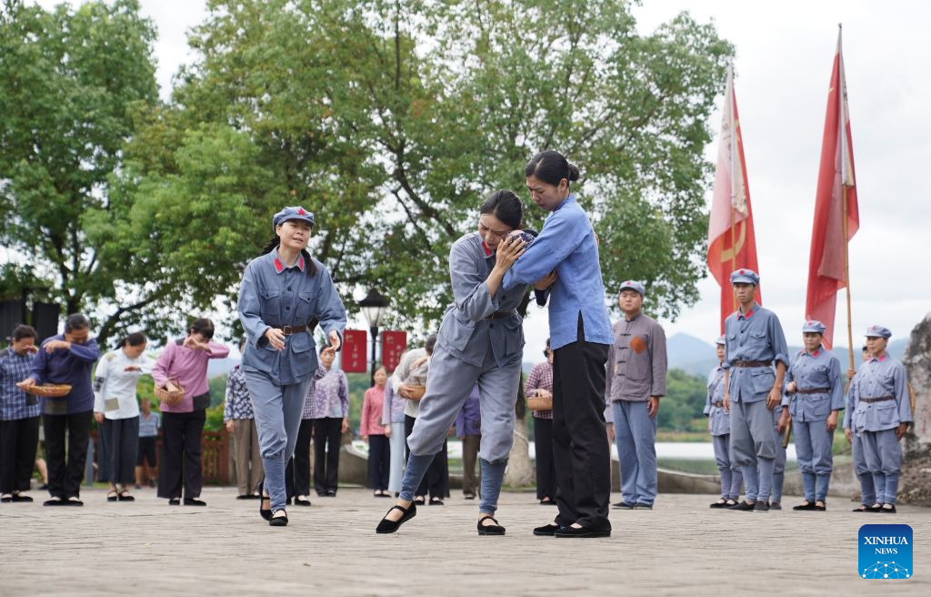 Performers stage a short outdoor performance, titled Farewell, in Yudu County of Ganzhou City, east China's Jiangxi Province, July 28, 2026. At a ferry in Yudu County, a short outdoor performance is staged every few days. The performance, titled Farewell, recreates the autumn of 1934, when local residents in Yudu County saw off troops led by the Communist Party of China as they set out on the Long March.
Nearly 300 volunteers from all walks of life team up with over 20 professional actors to bring the production to life. Since its public debut in 2021, Farewell has been staged more than 800 times. (Xinhua/Zhou Mi)