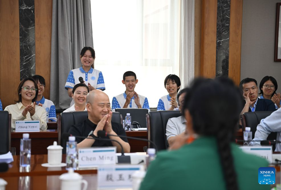 A student asks questions during a China-U.S. teacher education exchange symposium at a high school in Hohhot, north China's Inner Mongolia Autonomous Region, Aug. 26, 2026.
Ronald Sakolsky, accompanied by Yin Yuzhen, a national model worker, visited Hohhot in Inner Mongolia on Wednesday.
Yin has spent four decades planting trees across northern China's Maowusu Sandy Land, the country's fourth-largest sandy area. Her life-changing cross-border friendship dates back to 1999. That year, Sakolsky watched a TV report covering Yin's arduous sand-control work while teaching in China. Deeply moved, he raised 5,000 U.S. dollars to fund her afforestation work.
The donation enabled Yin to purchase and plant more than 50,000 saplings. Those saplings have since grown into a sprawling forest, turning barren dunes into thriving green space. Earlier this year, Yin reconnected online with her long-lost American friend, who traveled to China on Sunday to revisit the forest he helped create and meet Yin in person. (Xinhua/Lian Zhen)