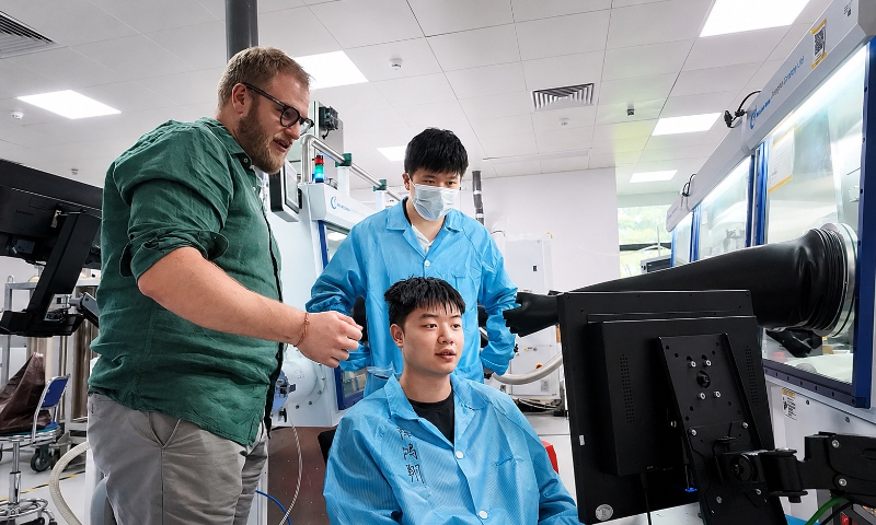 Mathias Uller Rothmann instructs his students to conduct experiments. (People's Daily/Song Yiran)