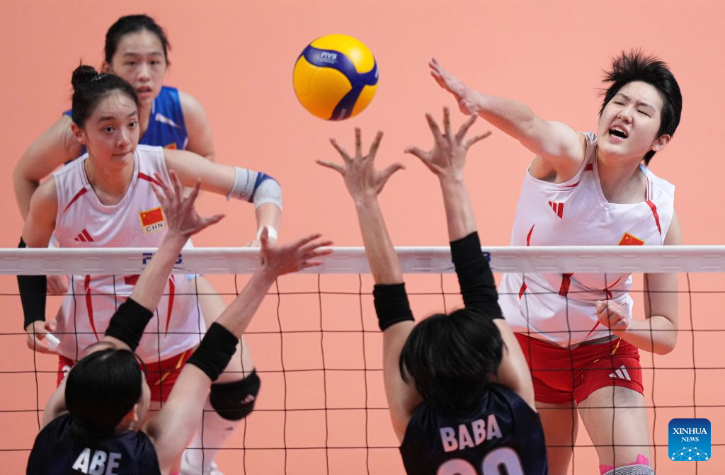 Chen Xiaohui (1st R) of China spikes the ball during the final between China and Japan at the 2026 Asian Eastern Zonal Women's Volleyball Championship in Hong Kong, south China, Aug. 16, 2026. (Xinhua/Lui Siu Wai)