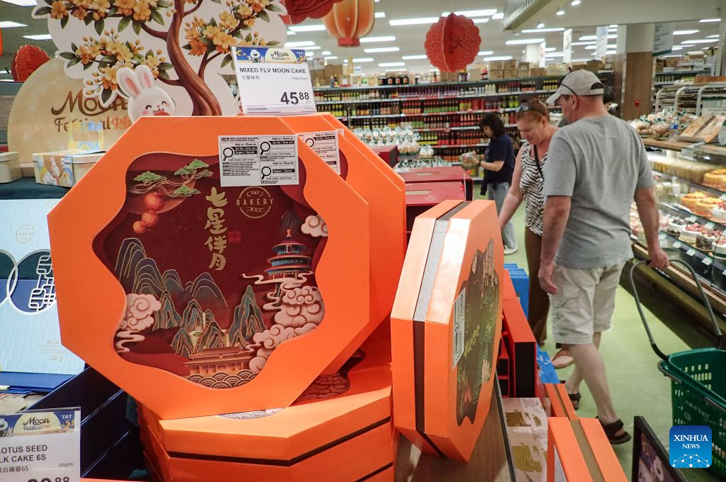 Customers shop for mooncakes ahead of the Mid-Autumn Festival at a supermarket in Vancouver, British Columbia, Canada, on Sept. 6, 2026.
With the Mid-Autumn Festival approaching, various mooncakes have hit store shelves, drawing consumers to supermarkets for the festive treats. (Photo by Liang Sen/Xinhua)