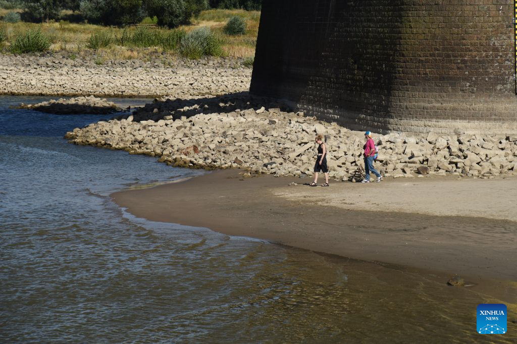 People enjoy themselves on the exposed bank of the Waal River in Nijmegen, Gelderland Province, the Netherlands, Aug. 6, 2026. (Xinhua/Shao Haijun)