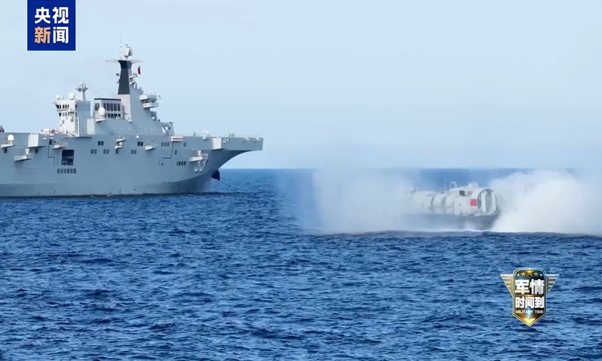 The Type 075 amphibious assault ship Anhui (hull number 33) conducts a joint exercise with the Liaoning carrier group. Photo: Screenshot from the CCTV News