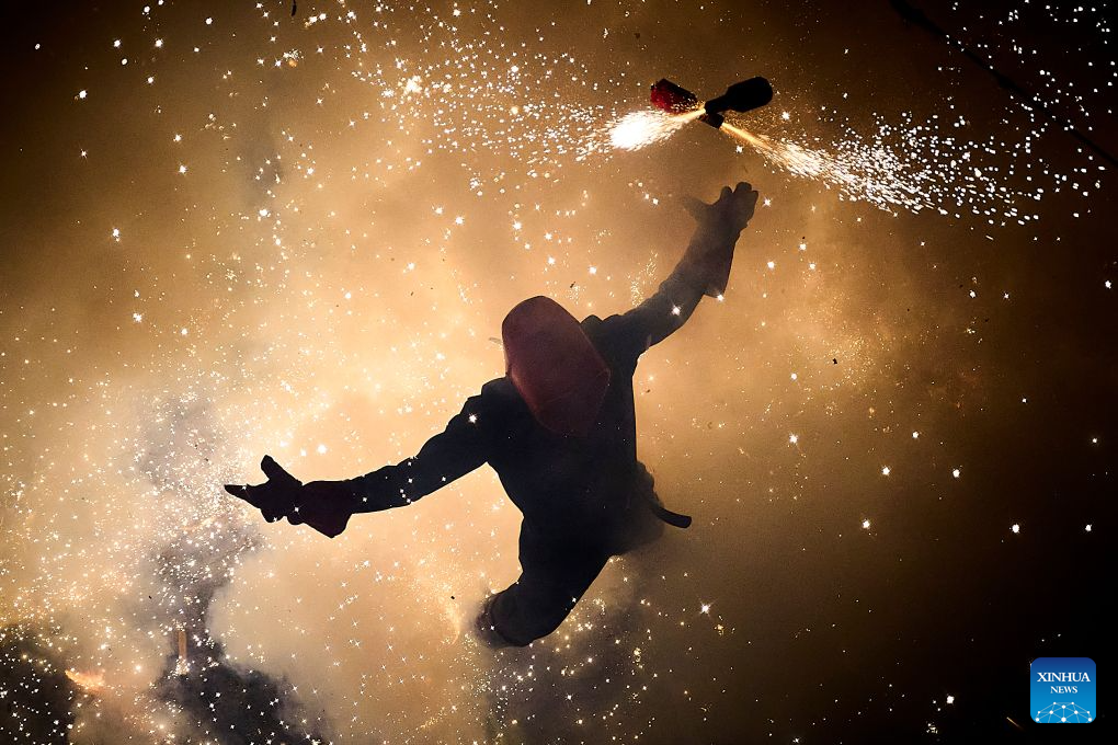 People set off rockets during the traditional La Corda festival in Paterna, Spain, Aug. 31, 2026. La Corda is a traditional pyrotechnic festival with a long history in Paterna. During the event, participants wearing protective gear set off more than 70,000 rockets along the city's closed-off main street, filling the area with sparks and smoke. Paterna is also known as the City of Fire for its longstanding pyrotechnic tradition. (Photo by Pablo Morano/Xinhua)