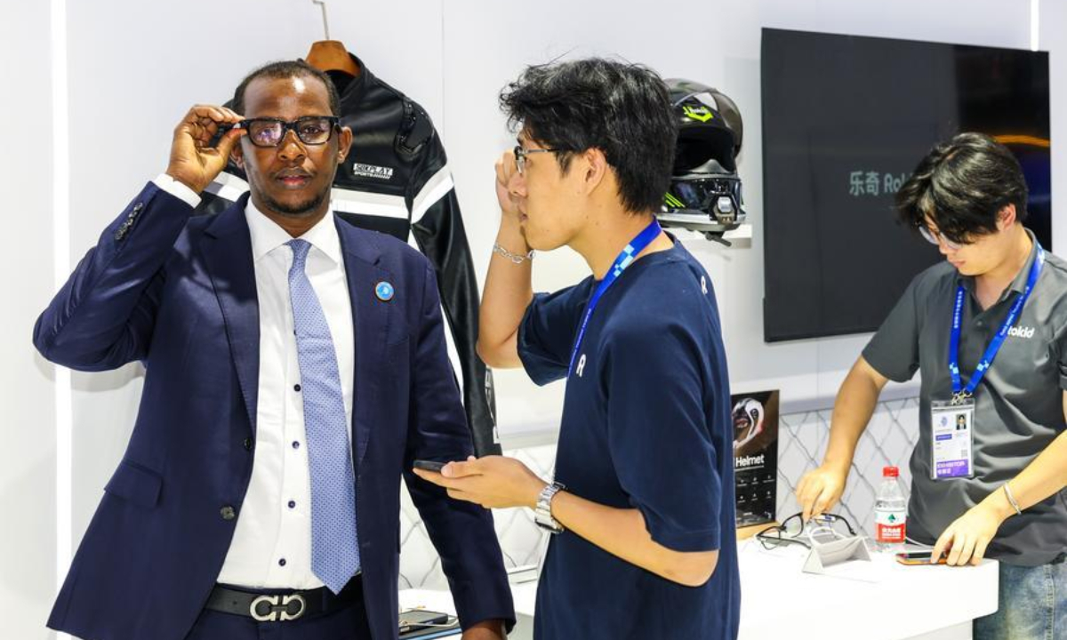 A foreign visitor (L) tries out a pair of smart glasses at the fifth Global Digital Trade Expo (GDTE) in Hangzhou, east China's Zhejiang Province, Sept. 24, 2026. (Xinhua/Jiang Han)