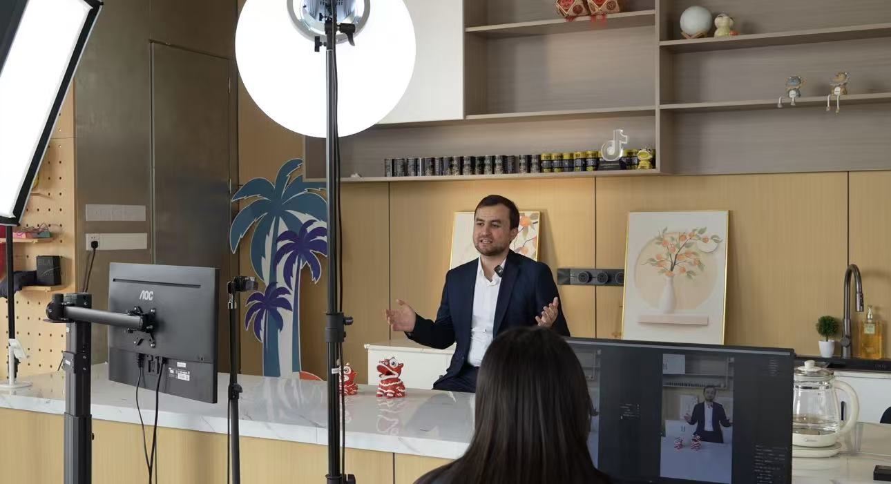 Alimov Jahongir promotes Foshan's furniture during a livestream session. (Photo/Lu Yuehui)