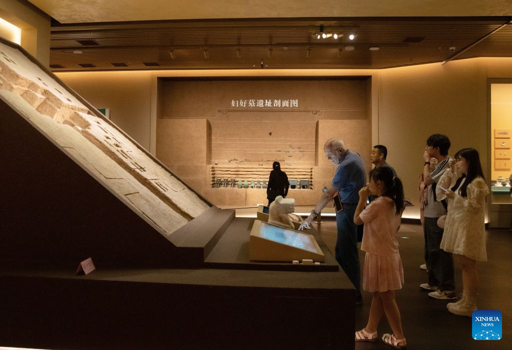 People visit the Yinxu Museum in Anyang, central China's Henan Province, Sept. 12, 2026. The new Yinxu Museum is the first major national thematic archaeological museum dedicated to panoramically showcasing the ancient Shang civilization.
In terms of exhibition layout, the museum focuses on the theme of The Great Shang Civilization. It features three permanent exhibitions, four thematic exhibitions, and one immersive digital exhibition. Nearly 4,000 artifacts (sets) are displayed, including bronze ware, pottery, jade, and oracle bones.
Since the official opening of the new museum in February 2024, the museum has continued to grow in popularity, making the Shang civilization thrive with renewed vitality in the new era. To date, it has received a total of 6.1 million tourists accumulatively. (Xinhua/Zhang Fan)