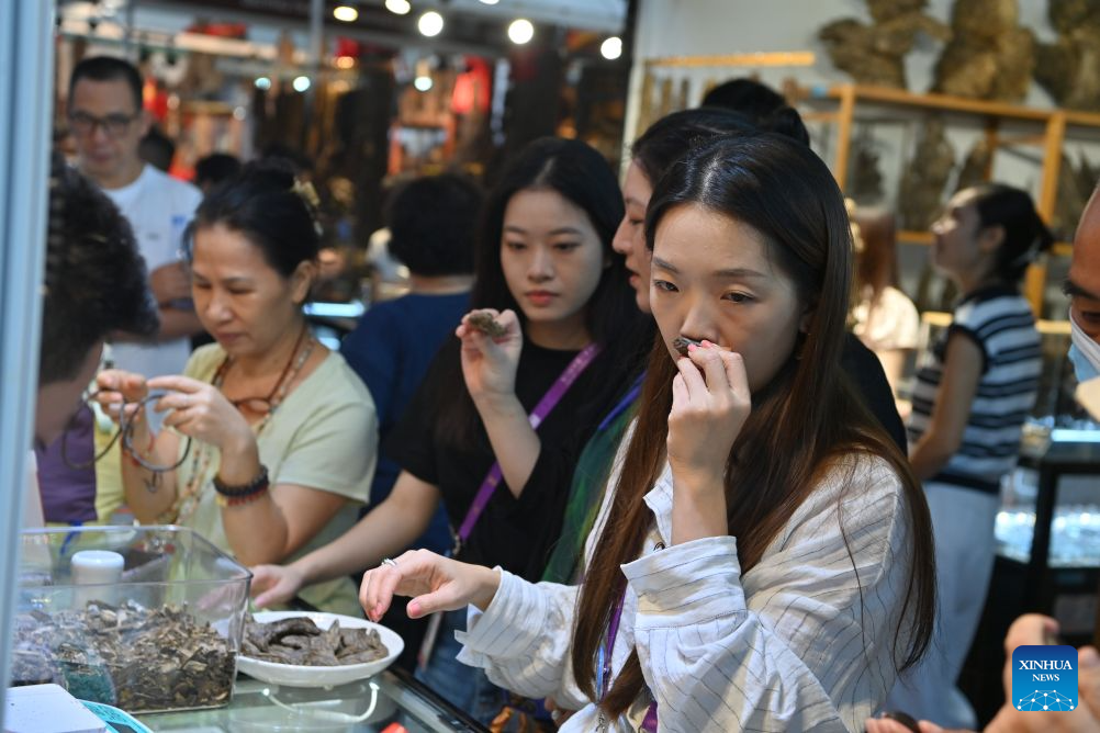 Visitors select Vietnamese spices at the 23rd China-ASEAN Expo in Nanning, south China's Guangxi Zhuang Autonomous Region, Sept. 21, 2026. The 23rd China-ASEAN Expo concluded in Nanning on Monday. (Xinhua/Zhou Hua)