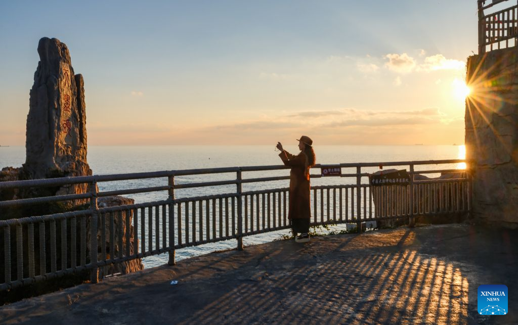 People capture sea views at sunrise in Rongcheng, east China's Shandong Province, Oct. 10, 2026. (Xinhua/Chen Yehua)