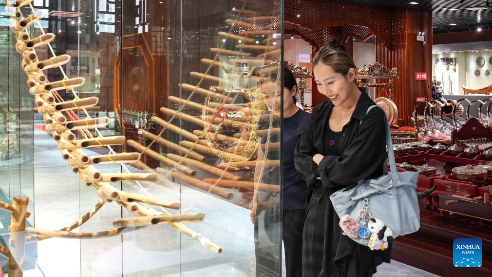 Vu Minh Anh (R) and a student visit Guangxi Ethnic Music Museum in Nanning, south China's Guangxi Zhuang Autonomous Region, Sept. 17, 2026. (Xinhua/Zhang Ailin)
