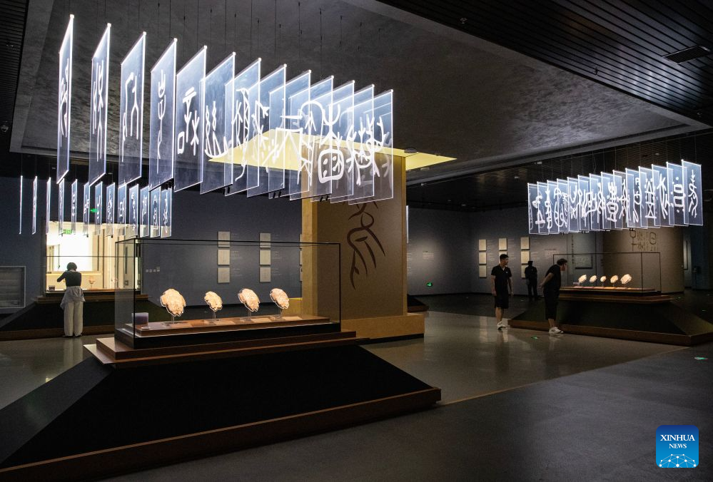 People visit the Yinxu Museum in Anyang, central China's Henan Province, Sept. 12, 2026. The new Yinxu Museum is the first major national thematic archaeological museum dedicated to panoramically showcasing the ancient Shang civilization.
In terms of exhibition layout, the museum focuses on the theme of The Great Shang Civilization. It features three permanent exhibitions, four thematic exhibitions, and one immersive digital exhibition. Nearly 4,000 artifacts (sets) are displayed, including bronze ware, pottery, jade, and oracle bones.
Since the official opening of the new museum in February 2024, the museum has continued to grow in popularity, making the Shang civilization thrive with renewed vitality in the new era. To date, it has received a total of 6.1 million tourists accumulatively. (Xinhua/Zhang Fan)
