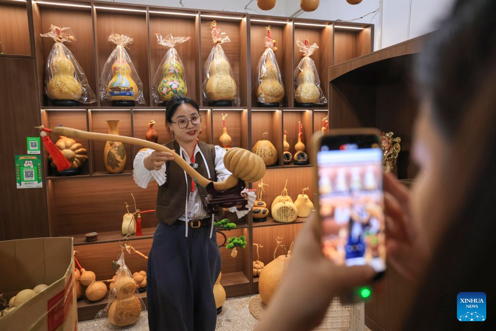 A woman shows a gourd artwork in Tangyi Town, Liaocheng City of east China's Shandong Province, Sept. 28, 2026. Gourd cultivation and processing is a traditional industry in Tangyi Town of Liaocheng City, east China's Shandong Province. Local government has laid great importance on the development of the industry, regarding it as an impetus in its rural revitalization.
Nowadays, the planting area of gourd here has surpassed 10,000 mu (about 666.67 hectares), and the processing crafts have developed into 10 plus categories. (Xinhua/Yin Gang)
