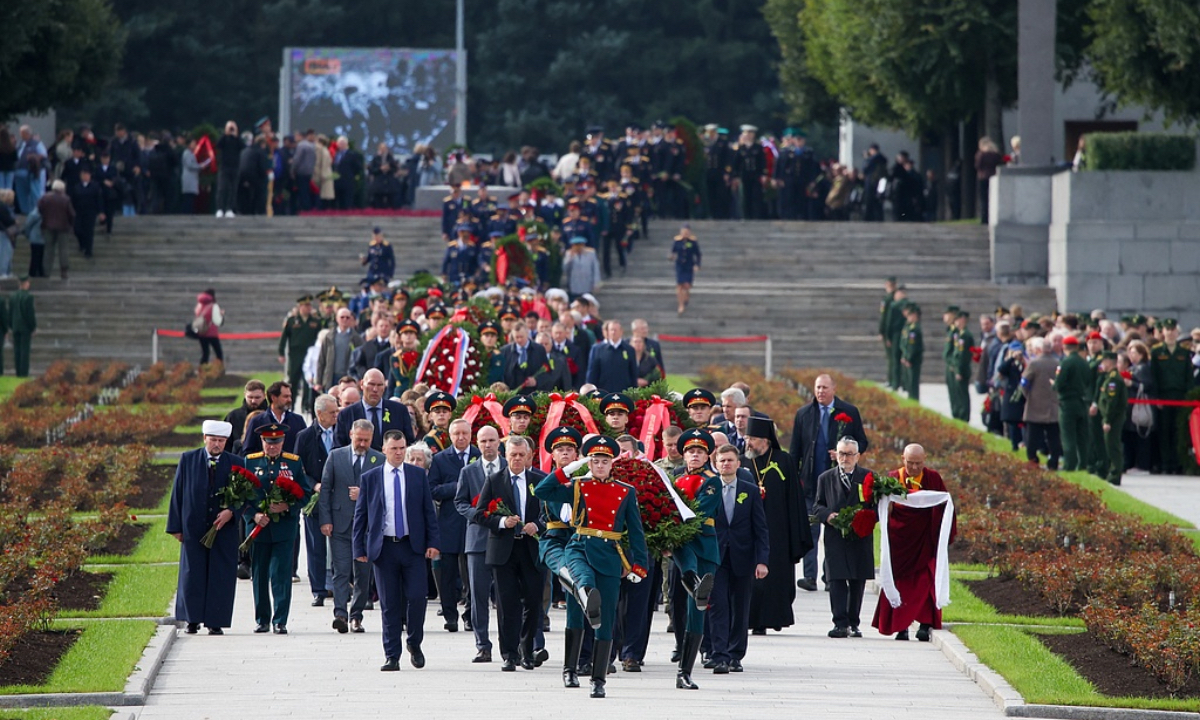 Honor guards lead the procession during a ceremony to lay wreaths and flowers at the Motherland monument in the Piskaryovskoye Memorial Cemetery in St. Petersburg and mark 85 years since the onset of the WWII Siege of Leningrad in the Great Patriotic War on September 8, 2026. Photo: VCG