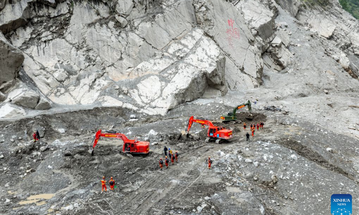An aerial drone photo taken on Sept. 6, 2026 shows rescuers working at the core affected zone of the mudslide-hit Gyirong Port in southwest China's Xizang Autonomous Region.
China has deployed more than 2,500 rescue personnel after a mudslide struck Gyirong Port on the China-Nepal border in southwest China's Xizang Autonomous Region on Aug. 26, the emergency response and rescue headquarters said on Sunday.
The mudslide, triggered by a high-altitude glacier collapse in Nepal, had left 43 people dead and 519 others missing at the border port as of 6 p.m. Saturday, officials told a press conference.
As of 6 p.m. Saturday, more than 2,500 people and over 500 vehicles had been deployed to join rescue operations, and more than 1,000 flights of drones had air-dropped 5.43 tonnes of supplies, officials said. (Xinhua/Tenzin Nyida)