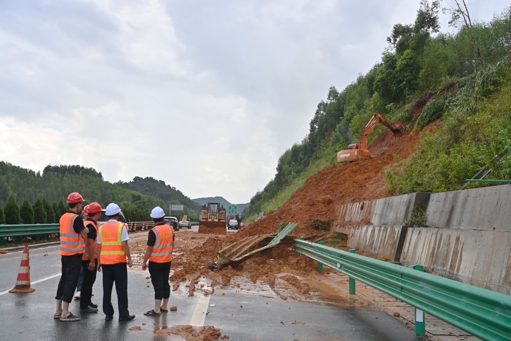 Workers repair a collapsed highway section in Zhilang Township of Ningming County, south China's Guangxi Zhuang Autonomous Region, Aug. 25, 2026. Continuous heavy rainfall caused by Typhoon Narra, the 19th typhoon of the year, has swept across Ningming County. As of 12:00 p.m. (Beijing Time) on Tuesday, 22,008 stranded civilians had been transferred with the help of rescue and relief forces. (Xinhua/Lu Boan)