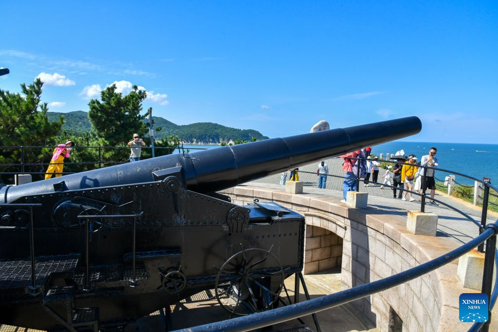 People visit a battery relic site on the Liugong Island in Weihai City, east China's Shandong Province, Sept. 7, 2026. (Xinhua/Zhu Zheng)
