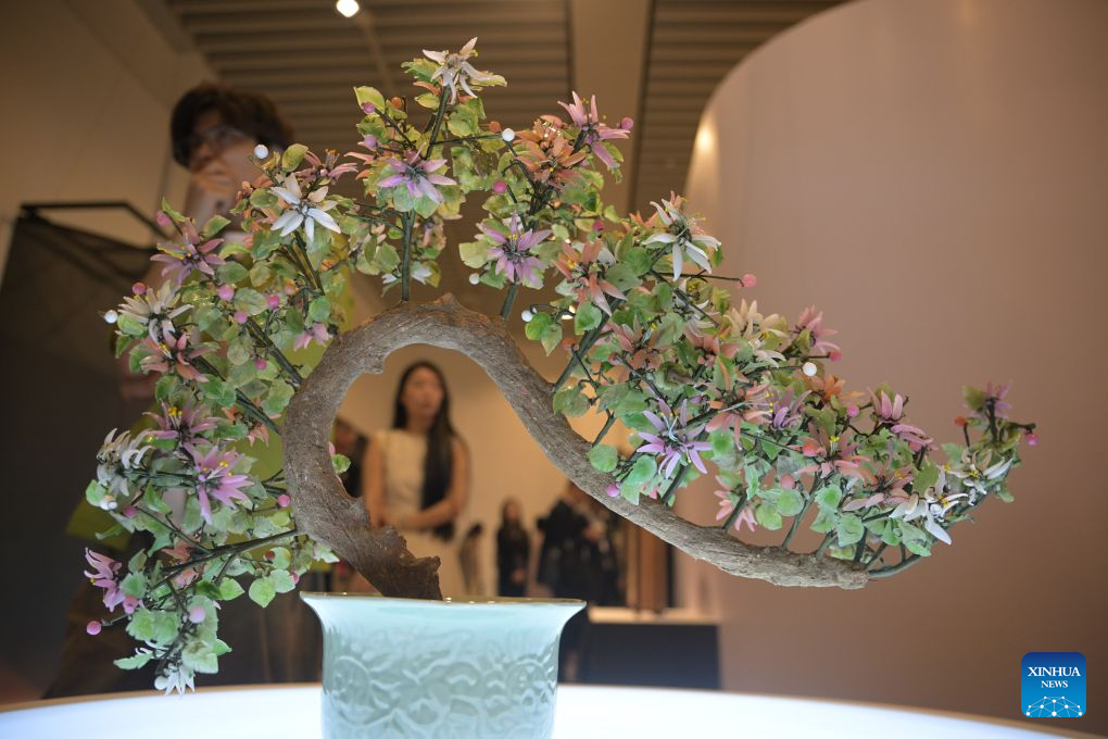 A Liuli artwork is on display at the opening ceremony of Radiant Splendor - The Artistry of Zibo Liuli (Glass) exhibition held in Singapore's China Cultural Centre on Sept. 16, 2026. The exhibition will be held here from Sept. 17 to Oct. 31. (Xinhua/Then Chih Wey)