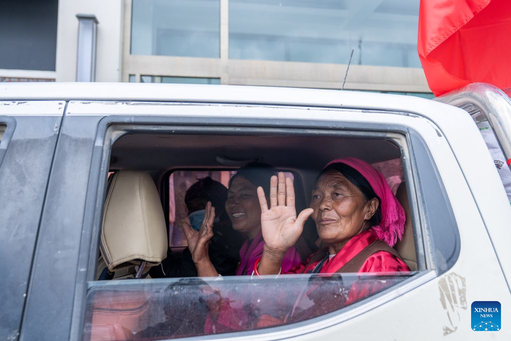 People take a vehicle and return home from a temporary relocation site in Gyirong Town, southwest China's Xizang Autonomous Region, Sept. 7, 2026. A fast-moving chain mudslide, triggered by a high-altitude glacier collapse in Nepal, struck Gyirong Port on the China-Nepal border in southwest China's Xizang Autonomous Region on Aug. 26, causing heavy casualties and leaving many missing. A barrier lake caused by the mudslide posed a serious threat to the lives and safety of the residents in the surrounding villages.
A total of 499 villagers were evacuated to Gyirong Town by the local authorities for their safety and experts were organized to carry out hidden danger investigations and hydrological monitoring to assess the risks of secondary disasters.
By far, the barrier lake on the upper reaches of the core affected zone of the mudslide-hit Gyirong Port has been drained. The local government has dispatched vehicles to transfer the affected people home in succession. On Monday, residents at the temporary relocation sites of Gyirong Town started returning home in an orderly manner. (Xinhua/Tenzing Nima Qadhup)