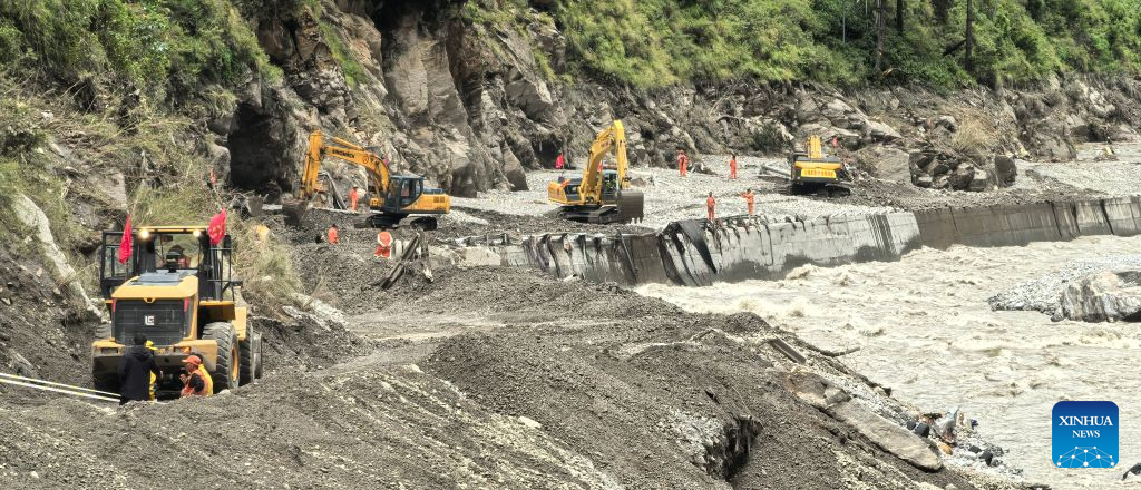 Rescue vehicles clear a road leading to Gyirong Port in Xigaze, southwest China's Xizang Autonomous Region, Aug. 27, 2026. After a mudslide struck Gyirong Port in Gyirong County on Wednesday morning, local traffic authorities swiftly carried out emergency rescue and road clearance operations on the affected section of national highway G216 leading to the Gyirong Port. As of 6:00 p.m. on Thursday, approximately 800 meters of the affected section had been cleared and reopened. (Xinhua)
