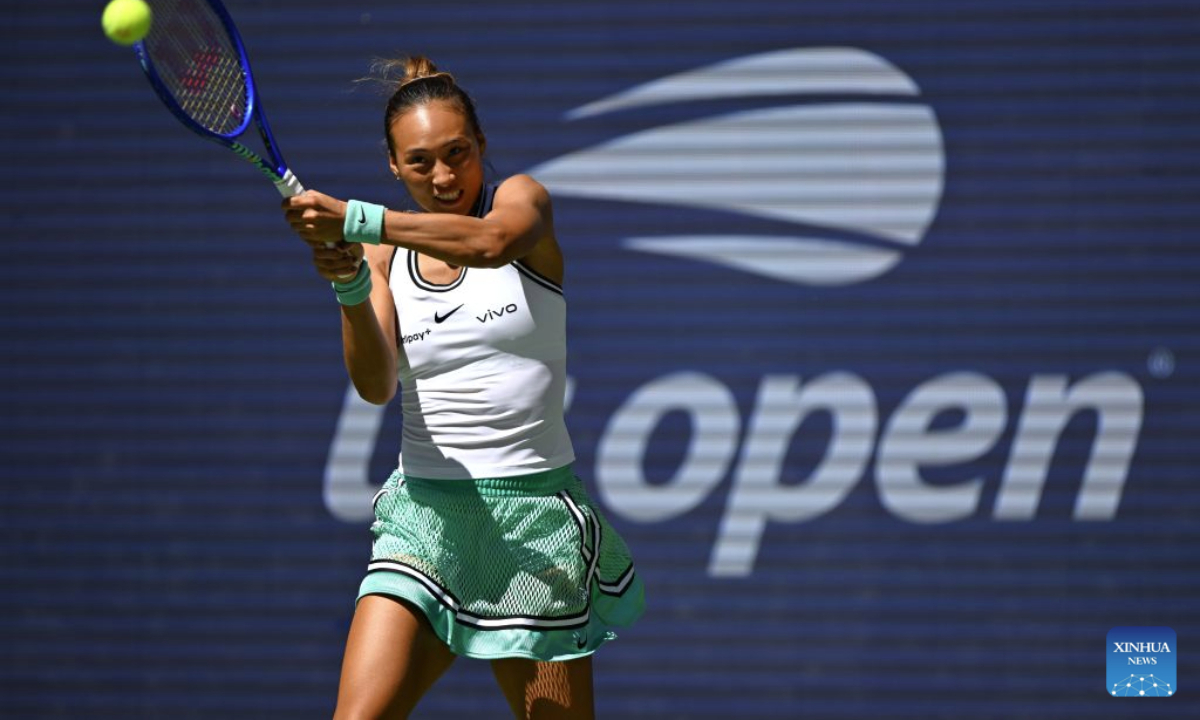 Zheng Qinwen hits a return during the women's singles fourth round match betweetn Zheng Qinwen of China and Iga Swiatek of Poland at the 2026 US Open tennis championships in New York, the United States, Sept. 7, 2026. (Xinhua/Li Rui)