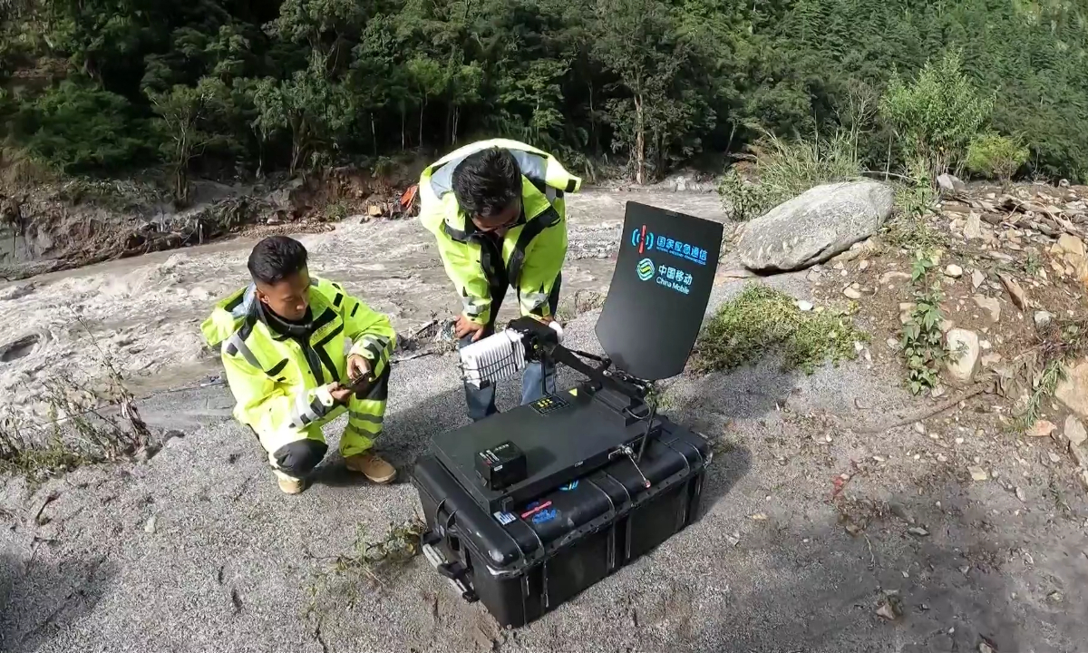 Telecommunications engineers deploy a mobile base station in disaster-hit Gyirong Port on the China-Nepal border in Southwest China’s Xizang Autonomous Region on August 27, 2026. Photo: VCG