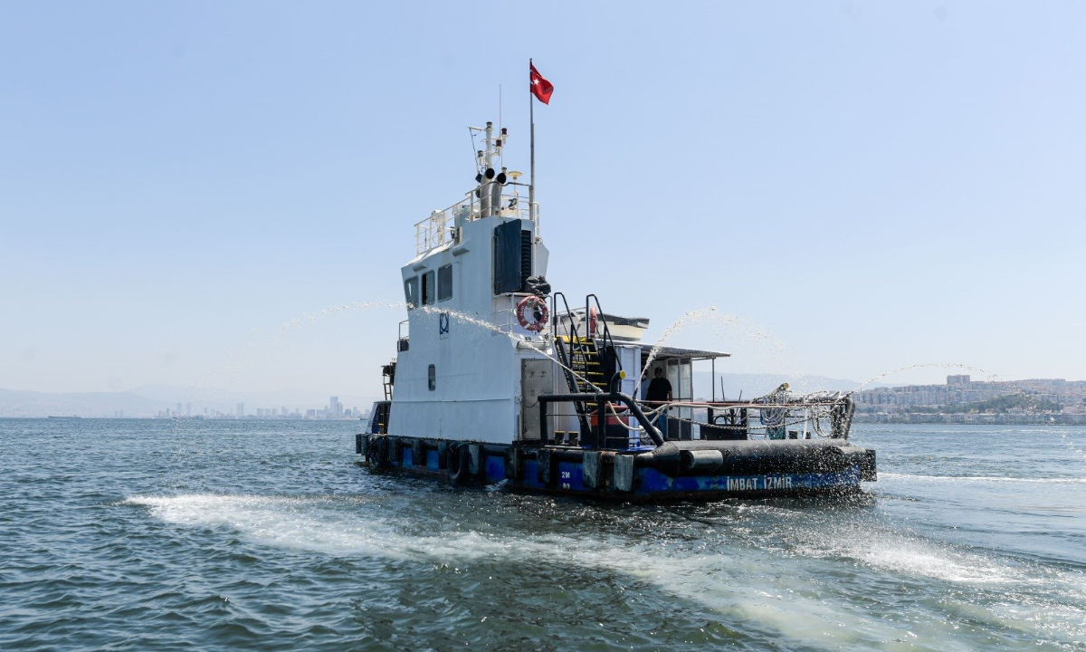 A vessel practices modified-clay technology for harmful algal bloom (HAB) mitigation in Gulf of Izmir, Turkey. Photo: Courtesy of the Izdeniz, Turkey