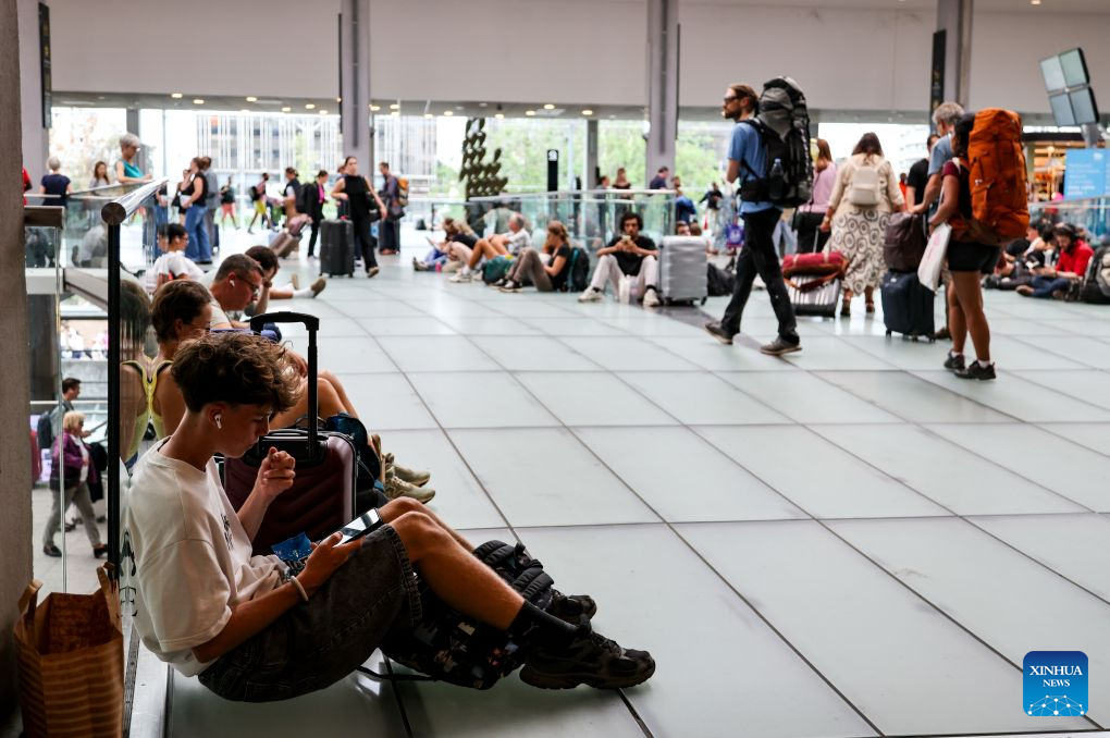 Passengers are pictured at Montparnasse railway station in Paris, France, Aug. 27, 2026. Rail traffic at Montparnasse railway station in Paris was temporarily suspended on Thursday due to a failure in the electrical system. (Xinhua/Wu Huiwo)