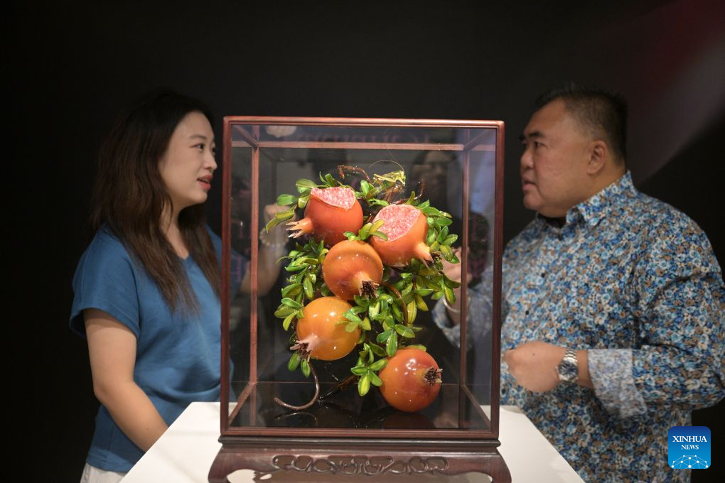 A Liuli artwork is on display at the opening ceremony of Radiant Splendor - The Artistry of Zibo Liuli (Glass) exhibition held in Singapore's China Cultural Centre on Sept. 16, 2026. The exhibition will be held here from Sept. 17 to Oct. 31. (Xinhua/Then Chih Wey)