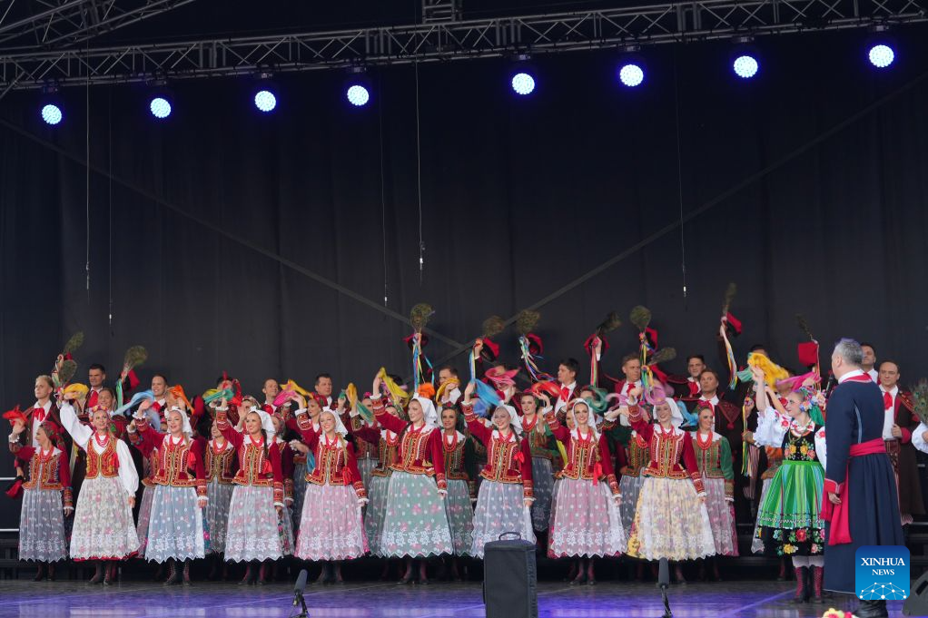 People in traditional costumes perform at the Harvest Festival in Warsaw, Poland, Aug. 23, 2026. (Xinhua/Yue Yuanyuan)