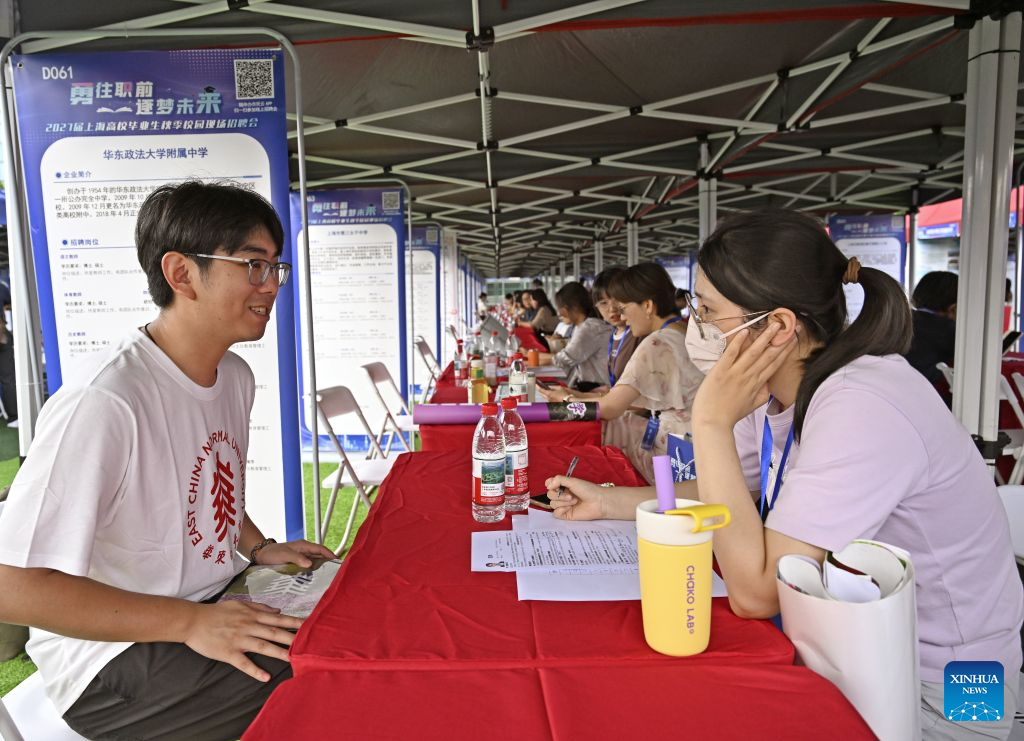 A graduate communicates with a recruiter during an autumn campus job fair for Shanghai university graduates at the East China Normal University in east China's Shanghai, Sept. 22, 2026. The job fair kicked off here on Tuesday, with the participation of nearly 1,000 employers, covering integrated circuits, biological medicine, artificial intelligence, finance, education and other fields. (Xinhua/Liu Ying)