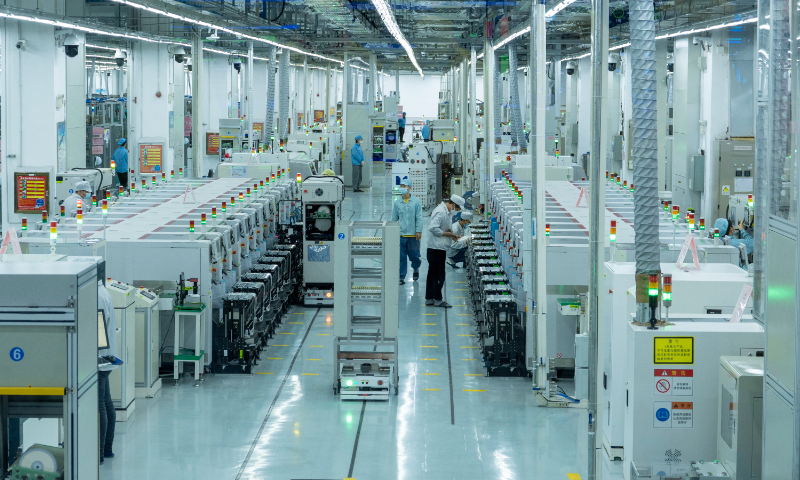 Workers operate production lines in a workshop at Foxconn Zhengzhou Technology Park in Zhengzhou, Central China's Henan Province. File photo: VCG