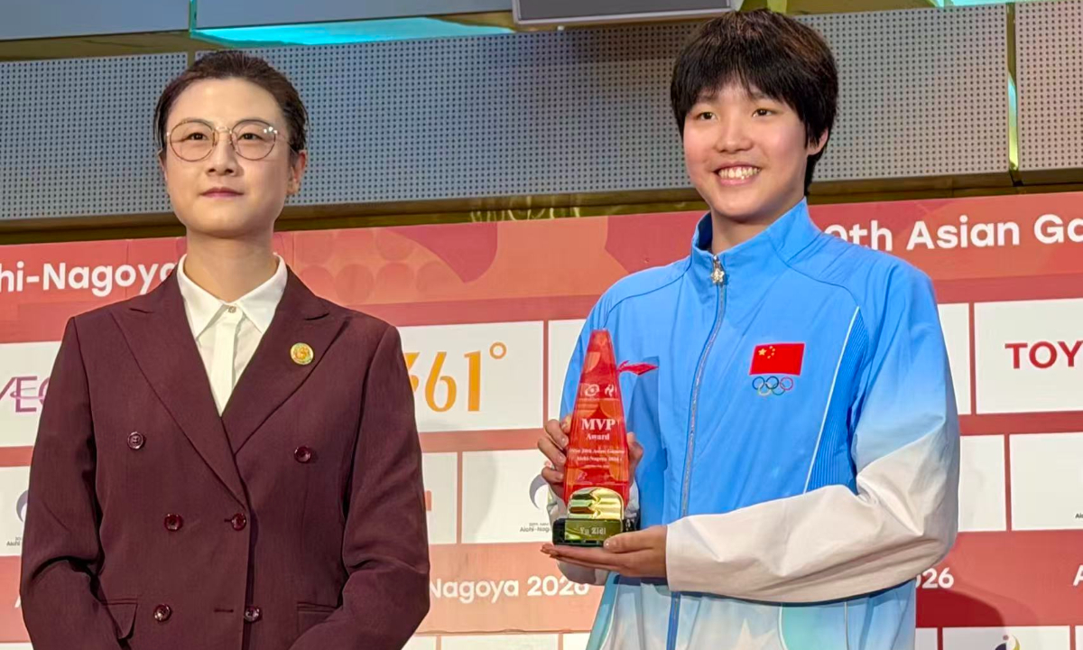 China’s Yu Zidi (right) receives the Female MVP award at the Asian Games on October 4, 2026, in Nagoya, Japan. Photo: Tao Xiang’an/People’s Daily 