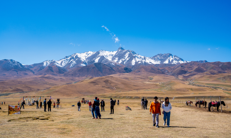 Tourists enjoy scenery of the Qilian Mountains alongside Highway No.9 in Qilian county, Northwest China’s Qinghai Province, on October 1, 2026. Photo: VCG