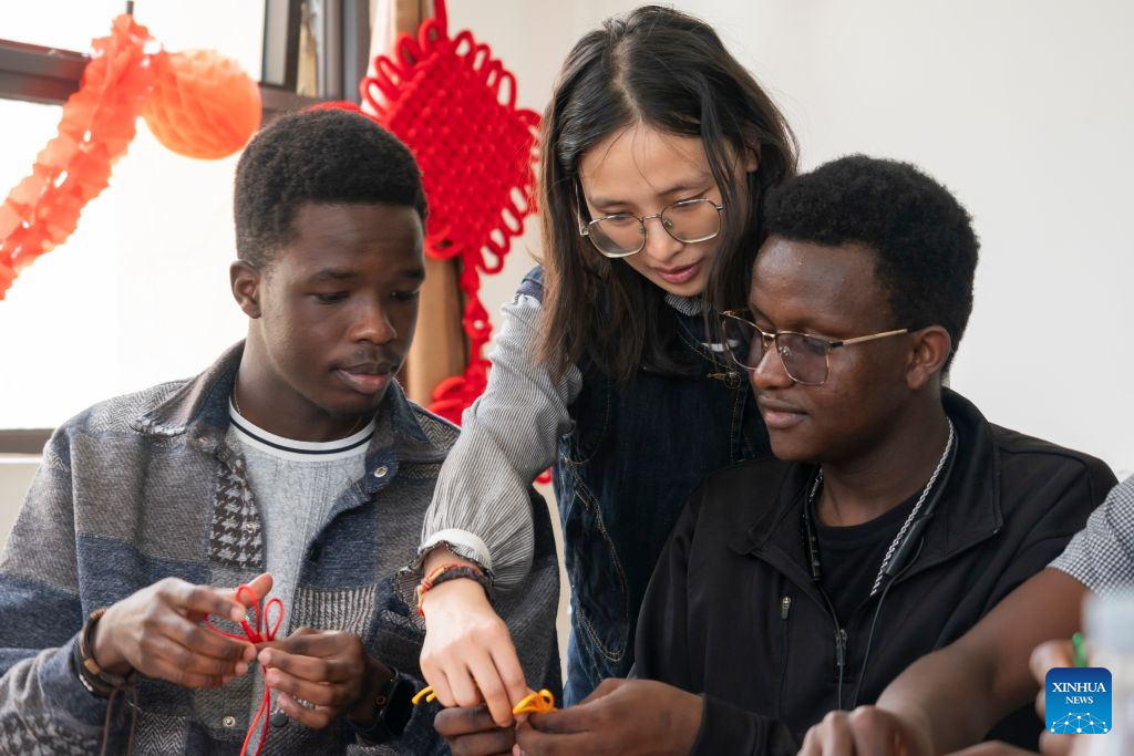 A Chinese teacher instructs students to make Chinese knots at the Confucius Institute at the University of Nairobi in Nairobi, Kenya, Sept. 1, 2026. The Confucius Institute at the University of Nairobi in Kenya holds its annual Open Day event from Sept. 1 to 4.
Established in 2005, the institute is the first Confucius Institute in Africa. (Xinhua/Xie Jianfei)