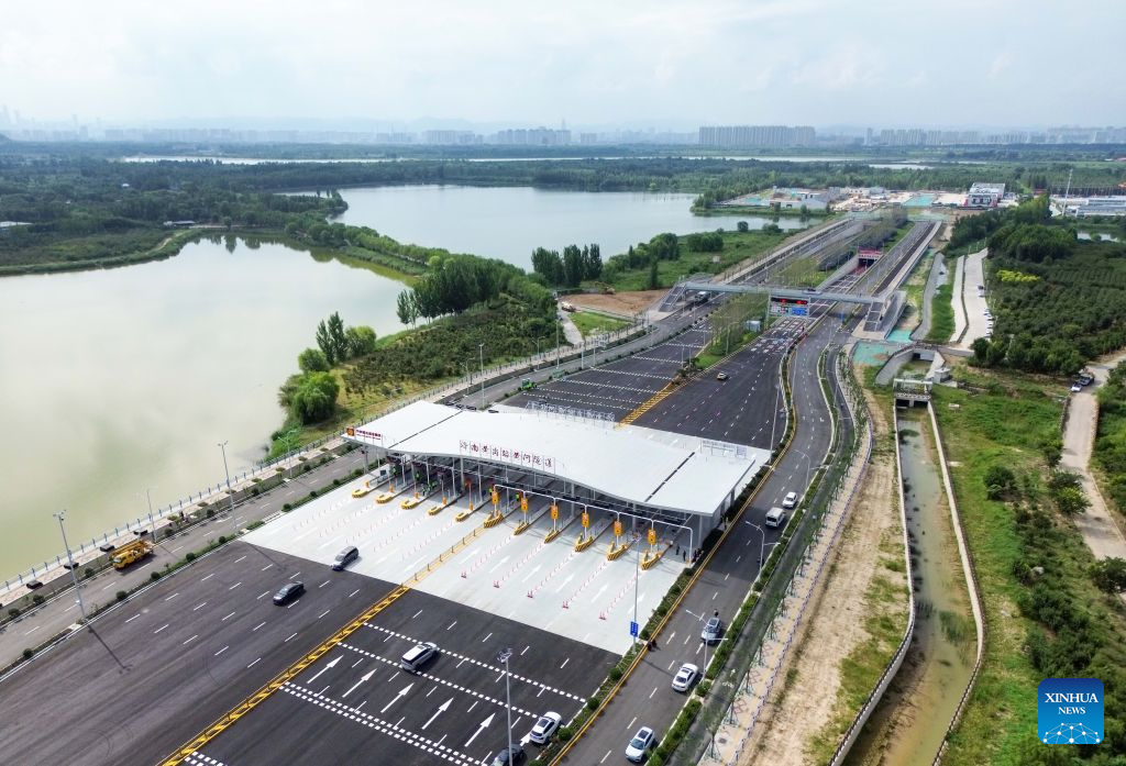 An aerial drone photo taken on Aug. 25, 2026 shows a tunnel across the Yellow River in Jinan, east China's Shandong Province. A new tunnel across the Yellow River, China's second-longest river, opened to traffic on Tuesday in Jinan.
Stretching about 5.75 kilometers in total, the tunnel under Huanggang Road features a shield-driven section of roughly 3.3 kilometers, bored by the Shanhe shield tunneling machine with a cutting diameter of 17.5 meters, the largest of its kind among underwater shield tunnels in the country. (Xinhua/Zhu Zheng)