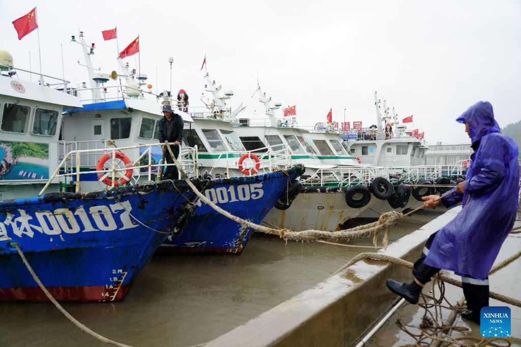 Staff members strengthen moorings to properly secure vessels at a port in Wenzhou, east China's Zhejiang Province, Aug. 5, 2026.
As Typhoon Dolphin, the 13th typhoon of 2026, is approaching the East China Sea, Zhejiang activated an emergency response along its coastal areas from 6 p.m. Wednesday. (Photo by Cai Kuanyuan/Xinhua)