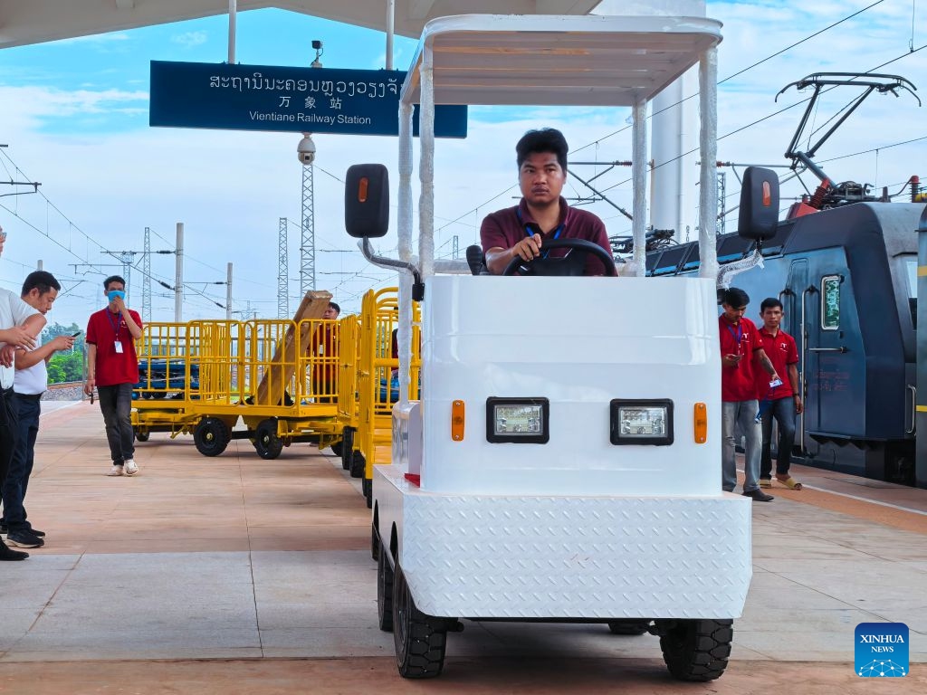 This photo taken with a mobile phone shows a worker driving a vehicle on the platform of Vientiane Station of the China-Laos Railway to transport baggage and parcels in Vientiane, Laos, on June 22, 2026. (Photo: Xinhua)